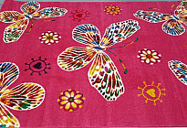 Papillons colorés sur le tapis