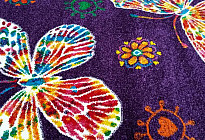 Papillons colorés sur le tapis