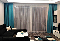 Salon moderne avec combinaison turquoise