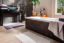 Nous équipons la salle de bain. Serviettes de bain, serviettes, tapis, textiles de salle de bain