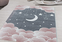 De beaux tapis pour les enfants de différents âges...