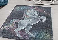 De beaux tapis pour les enfants de différents âges...