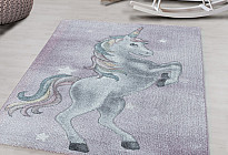 De beaux tapis pour les enfants de différents âges...