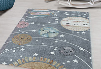 De beaux tapis pour les enfants de différents âges...