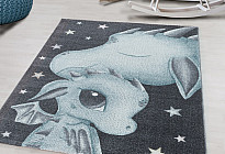 De beaux tapis pour les enfants de différents âges...