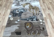 Surprenez les enfants avec une nouvelle chambre et retirez-la du sol