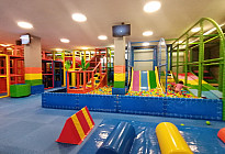 Coussins colorés dans la nouvelle salle de jeux Magic Park