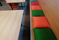 Coussins colorés dans la nouvelle salle de jeux Magic Park