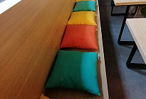 Coussins colorés dans la nouvelle salle de jeux Magic Park