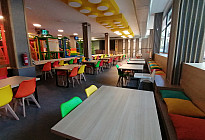 Coussins colorés dans la nouvelle salle de jeux Magic Park
