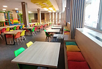 Coussins colorés dans la nouvelle salle de jeux Magic Park