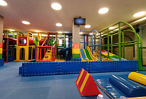 Coussins colorés dans la nouvelle salle de jeux Magic Park