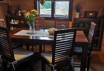 Canapés en lin dans une structure en bois