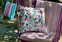 Ambiance estivale sur la terrasse : Dans l&#39;étreinte des couleurs et des motifs de Monet