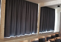 Rideaux occultants dans la nouvelle salle de sport de Bordovíce