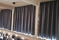 Rideaux occultants dans la nouvelle salle de sport de Bordovíce