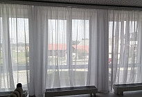 Rideaux et nappe avec jupe pour la salle de cérémonie du village de Lešná