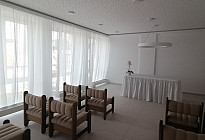 Rideaux et nappe avec jupe pour la salle de cérémonie du village de Lešná