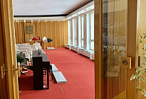 Commune de Březová - installation de rails et de rideaux