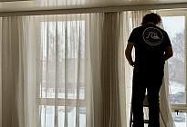 Commune de Březová - installation de rails et de rideaux