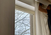 Commune de Březová - installation de rails et de rideaux