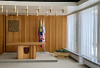 Commune de Březová - installation de rails et de rideaux