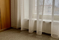 Commune de Březová - installation de rails et de rideaux