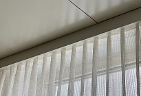 Commune de Březová - installation de rails et de rideaux