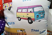 Des bus joyeux et des pois colorés