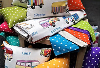 Des bus joyeux et des pois colorés