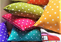 Des bus joyeux et des pois colorés