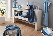 Nous équipons la salle de bain. Serviettes de bain, serviettes, tapis, textiles de salle de bain