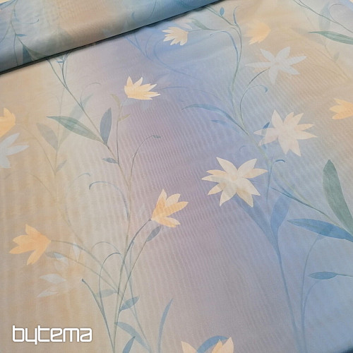 Rideau bleu clair avec des fleurs