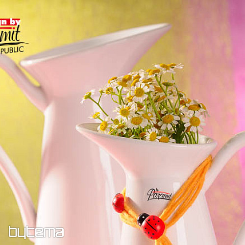 Pichet en porcelaine blanche