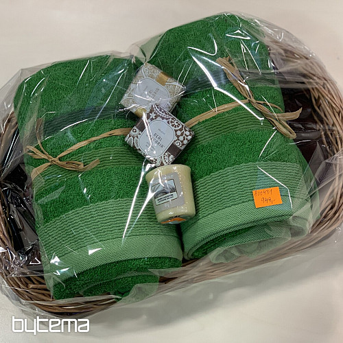 Coffret cadeau de serviettes dans un plateau en osier enveloppé de cellophane - vert