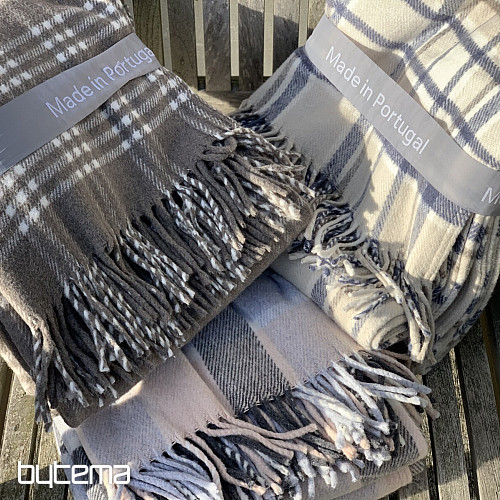 Couverture à carreaux rose clair gris