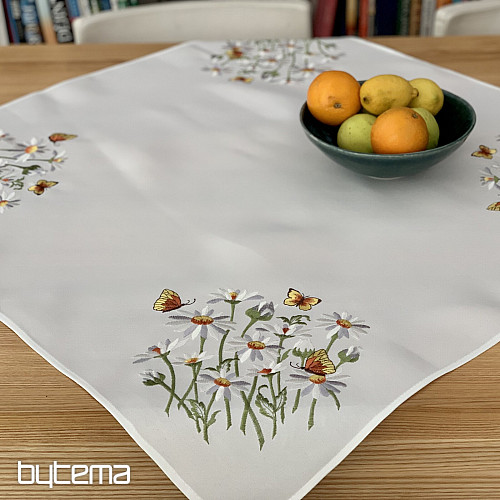 Nappe et foulard brodés MARGUERITES ET PAPILLONS
