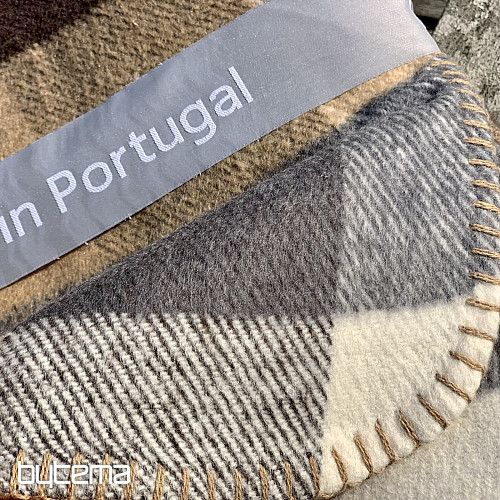 Couverture à carreaux beige
