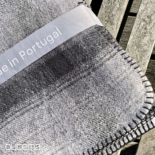 Couverture à carreaux gris