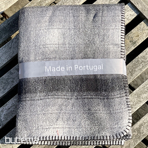 Couverture à carreaux gris