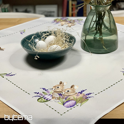 Nappe brodée LAPIN DE PÂQUES à la lavande