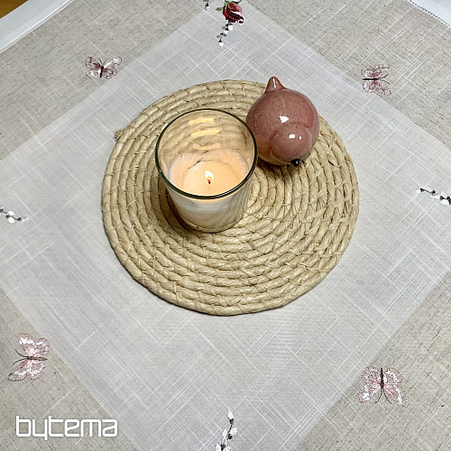 Nappe et foulard brodés de roses et de chatons