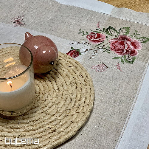 Nappe et foulard brodés de roses et de chatons