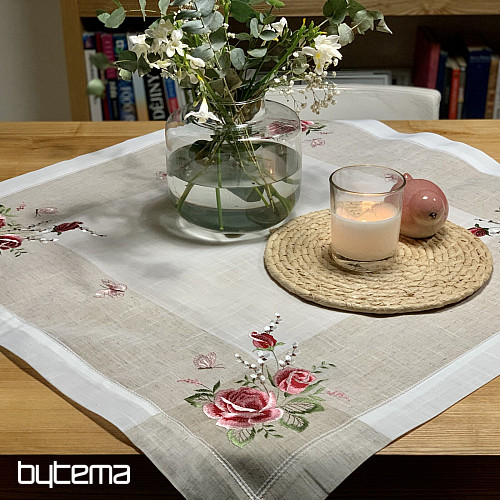 Nappe et foulard brodés de roses et de chatons