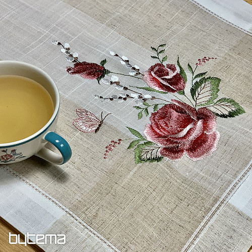 Nappe et foulard brodés de roses et de chatons