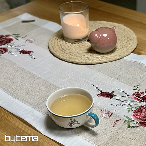 Nappe et foulard brodés de roses et de chatons