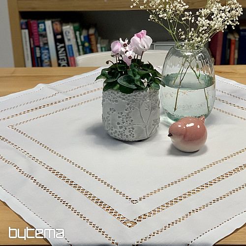 Nappe et foulard blancs ajourés