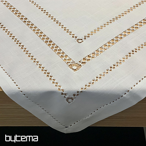 Nappe et foulard blancs ajourés