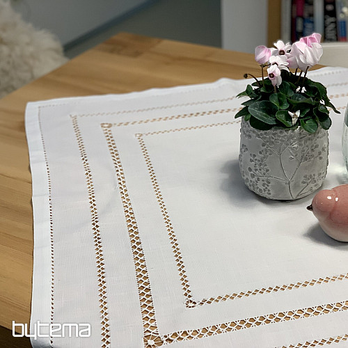 Nappe et foulard blancs ajourés