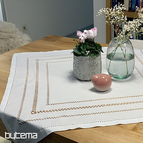 Nappe et foulard blancs ajourés